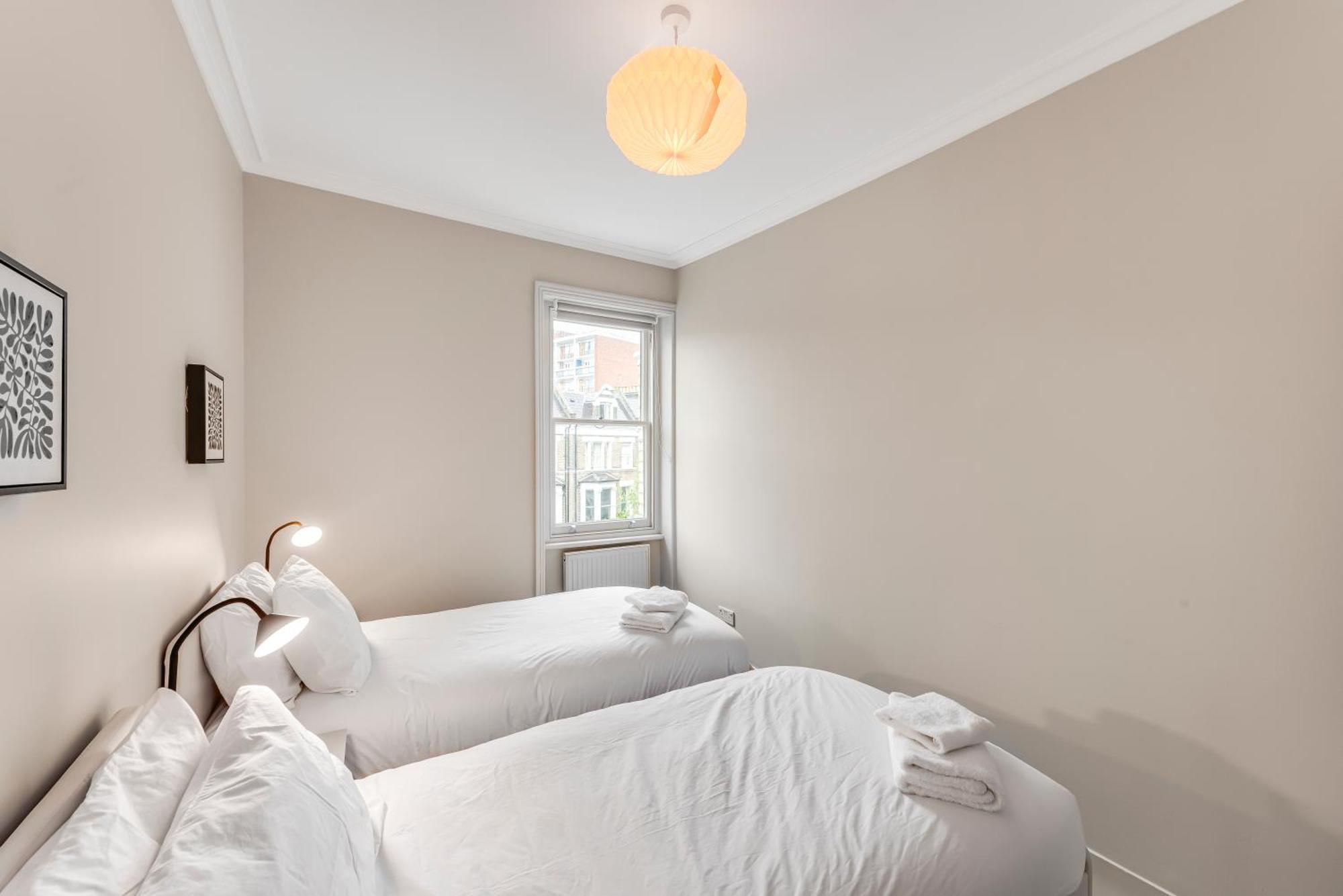 Luxury 3 Bed Apartment With Balcony In Kensington Olympia London Ngoại thất bức ảnh